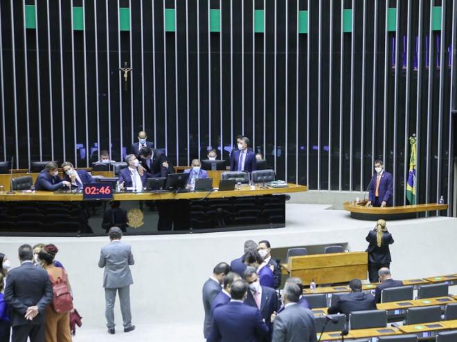 Emenda Constitucional aprovada na Câmara dos Deputados abre espaço no orçamento para o governo pagar o benefício social Auxílio Brasil 