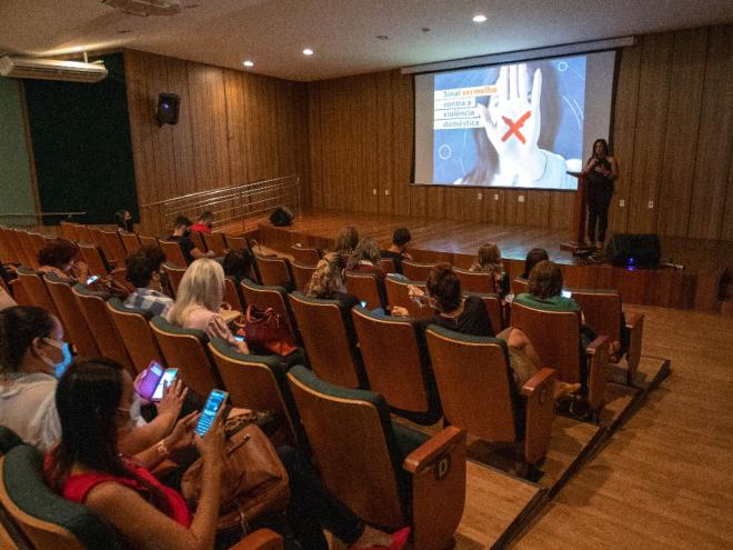 Farmacêuticos e proprietários de drogarias foram orientados a como agir para socorrer as mulheres