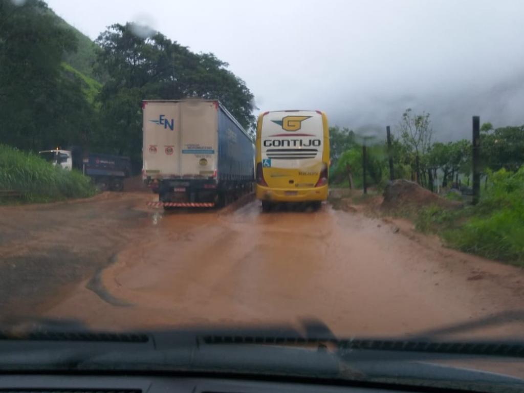 O tráfego ficou fechado no contorno rodoviário da BR-381, perto da entrada de São Joaquim da Bocaina, durante toda a madrugada de hoje