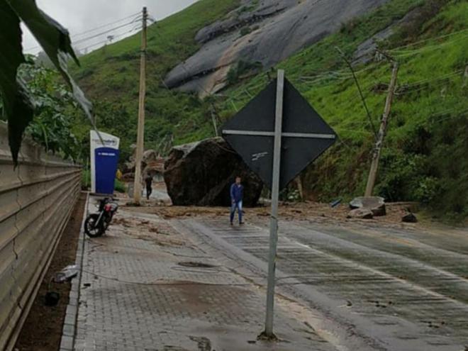Queda de rochas interrompe, desde a madrugada de hoje, o tráfego na avenida Belo Horizonte, entre o bairro Santa Rita e Cachoeira do Vale 