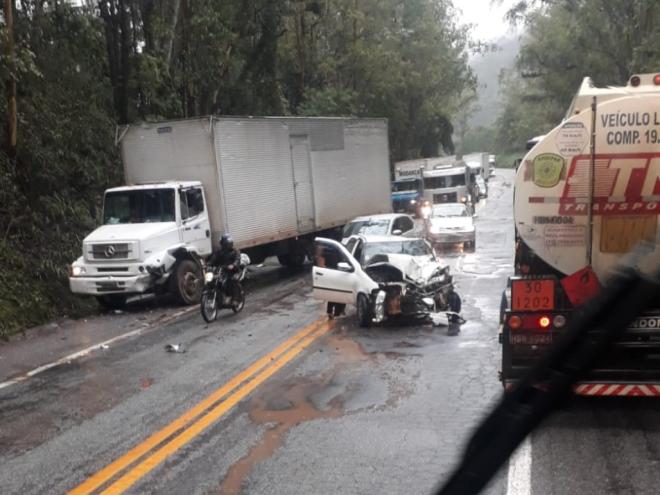 Com tempo chuvoso aumentam os acidentes nas rodovias e viagem no feriadão deve ser repensada 