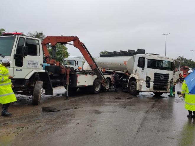 Na saída de Belo Horizonte, motorista de caminhão-tanque perdeu o controle e veículo tombou no começo da manhã de hoje