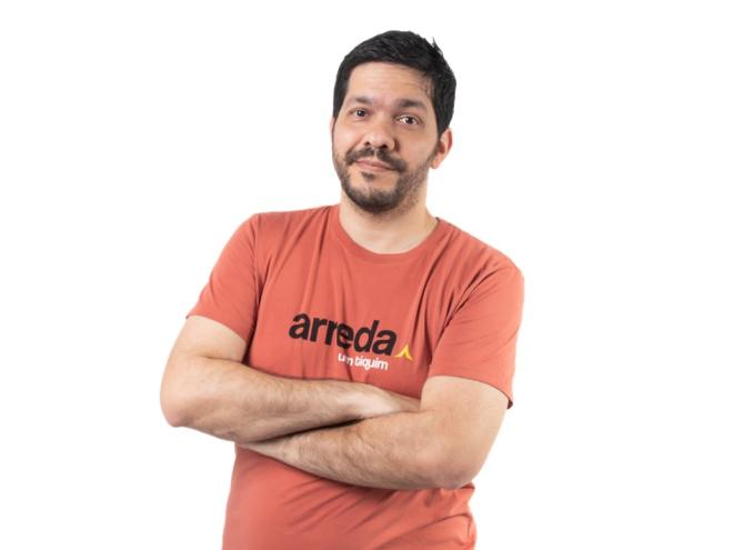 O comediante Paulo Araújo apresenta o stand up ''Quase Mineiro'', na segunda-feira (15)