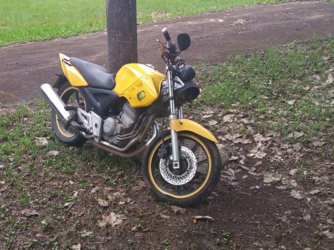 Honda Twister com placa de Timóteo foi encontrada encostada em um poste, sobre o canteiro central da avenida Pedro Linhares Gomes, em Ipatinga