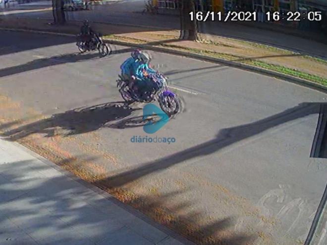 Câmera de segurança mostra o momento da fuga da dupla que cometeu o crime