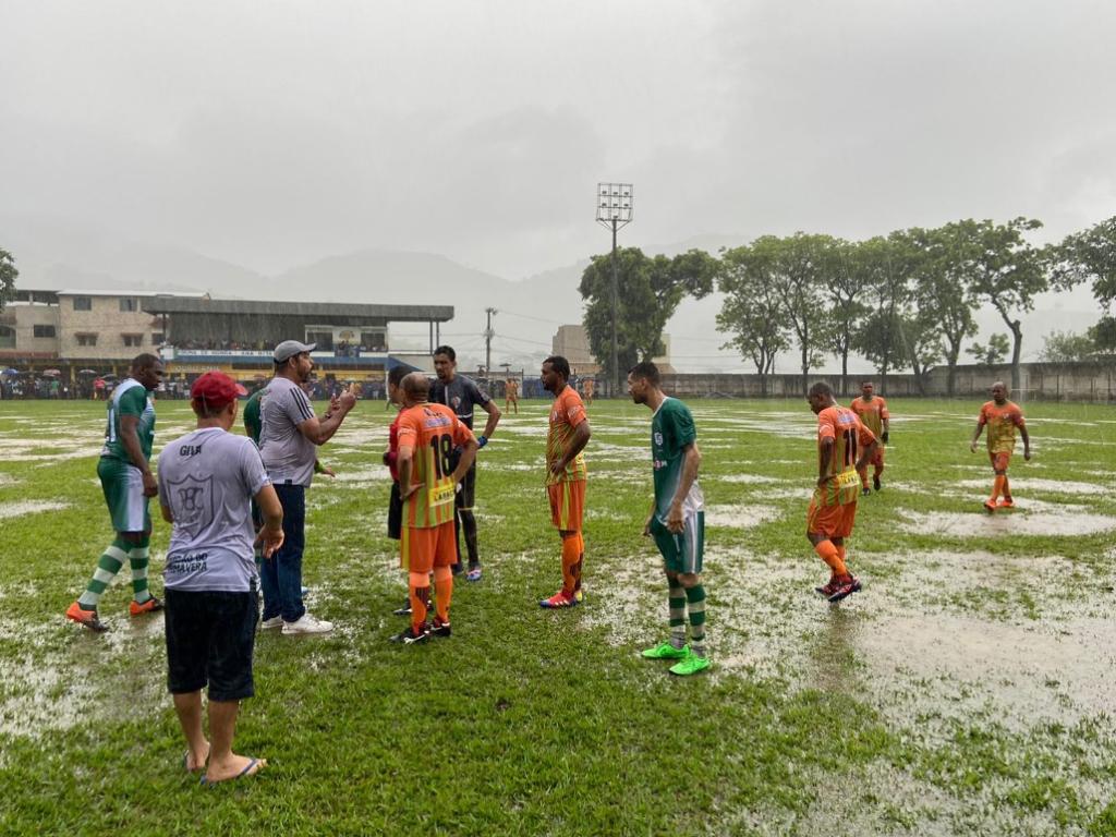Campo encharcado não deu condições de jogo a Palmeiras e Limoeiro
