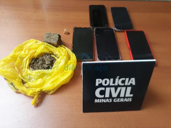 Os objetos que foram recolhidos na casa do jovem investigado pela Polícia Civil