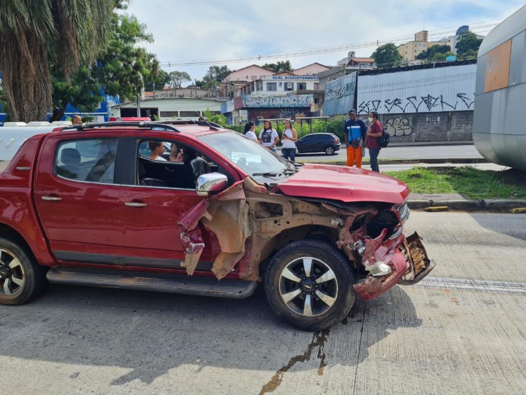 O menor de idade estava nessa caminhonete, quando atingiu outros veículos na via pública 