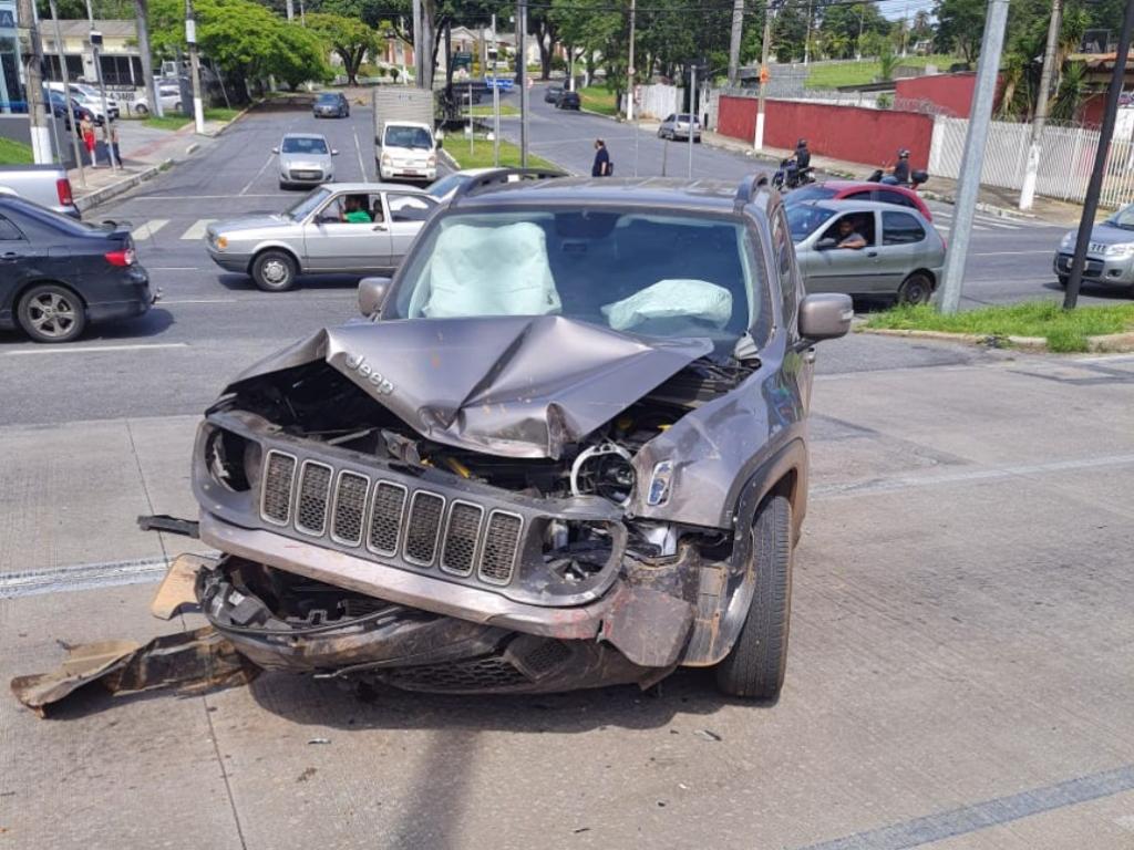 Em um cruzamento, caminhonete conduzida pelo menino atingiu esse Renegade 