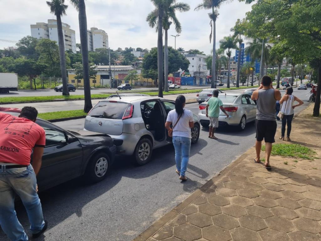 Engavetamento provocado por ação de menino que pegou a caminhonete do tio 