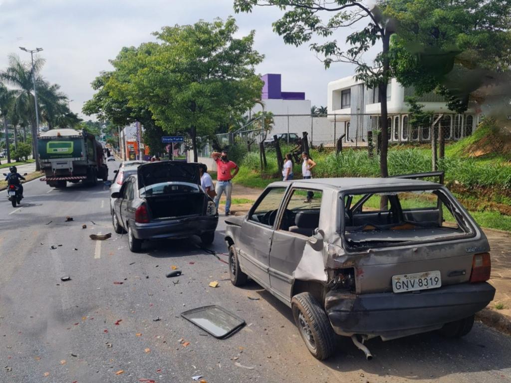 Caminhonete atingiu um Fiat Uno e a colisão gerou o engavetamento 