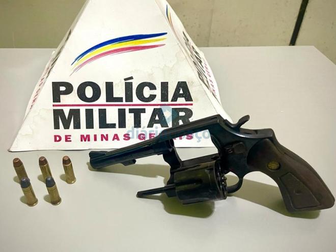 Revólver de calibre 38 municiado com cinco cartuchos estava no interior de uma picape abordada pelos policiais militares