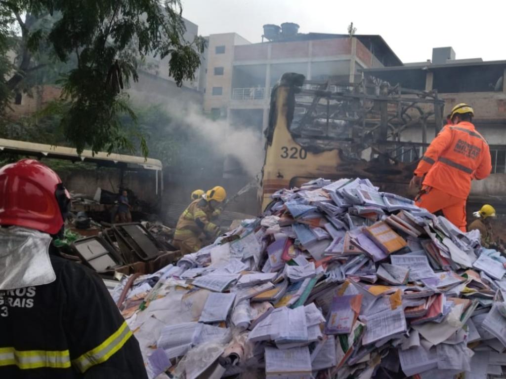 Bombeiros Militares conseguiram apagar o fogo antes que se alastrasse para o estoque de materiais recicláveis 