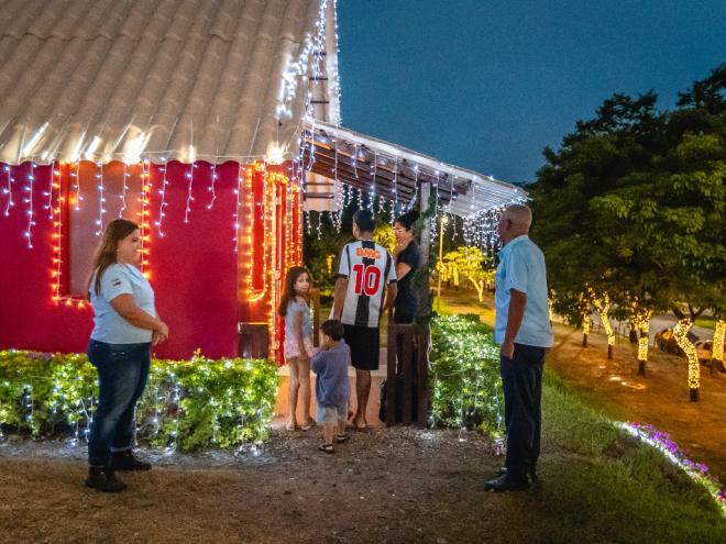 Dezenas de pessoas estão frequentando o Parque Ipanema para conferir a iluminação especial de Natal