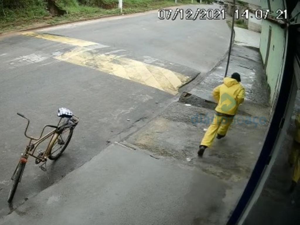 Logo depois do roubo, que durou 20 segundos, o assaltante fugiu correndo sem ser localizado