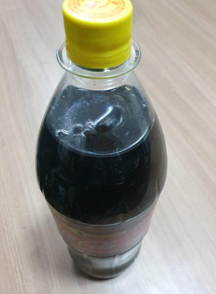 Um pedaço de plástico foi encontrado por um consumidor timoteense dentro de uma garrafa de Coca-Cola, comprada em um supermercado 