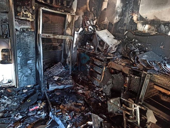 A cozinha da casa ficou totalmente destruída pelo incêndio registrado na tarde de quinta-feira