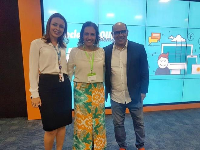 Paula Terres (Educa Mais Brasil) entre os fundadores do Reclame Aqui, Gisele Paula e Mauricio Vargas (in memorian)