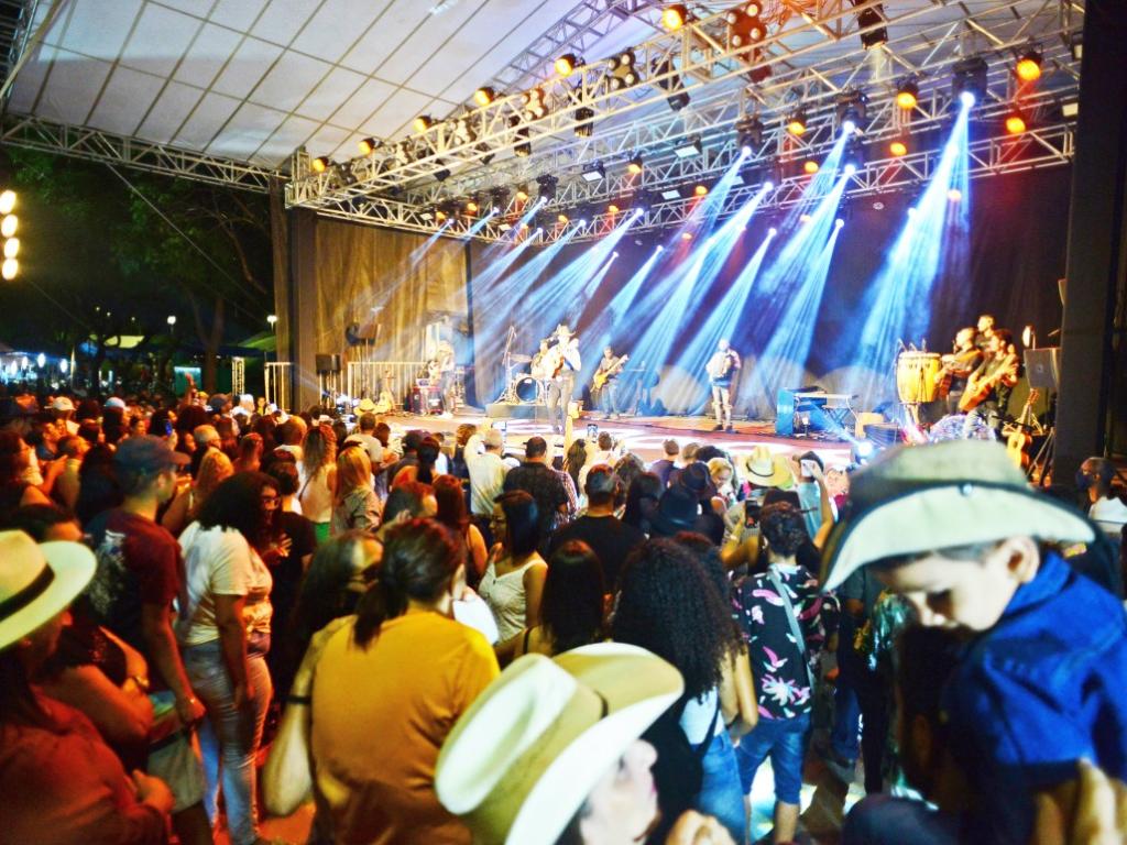 Um grande público acompanhou o show no Parque Ipanema: megaprodução de luz e som