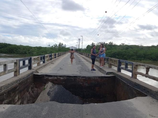 Ponte na entrada de Prado, sobre o rio Jucuruçu: um pedaço caiu e ligação pelo Norte, via Itamaraju também está interrompida