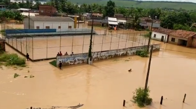 Enchente em Itamaraju deixou centenas de pessoas desabrigados