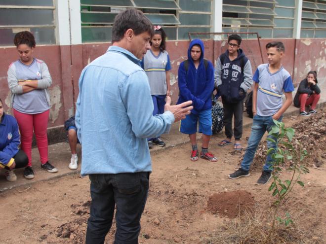 Programa implantado na escola busca promover ações de educação agroecológicas e preparar crianças para realizarem atividades práticas de campo