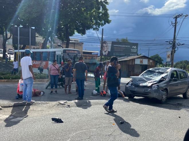 A colisão envolveu um carro e duas motocicletas no Centro de Ipatinga