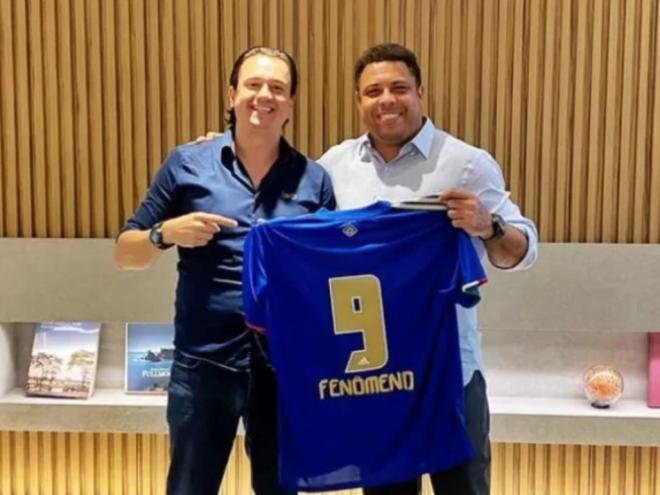 Sérgio Santos Rodrigues (presidente do Cruzeiro) e Ronaldo Fenômeno após a assinatura do contrato 
