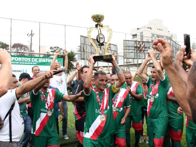 Jogadores do Vila Nova fizeram a festa do título no campo do Canaã