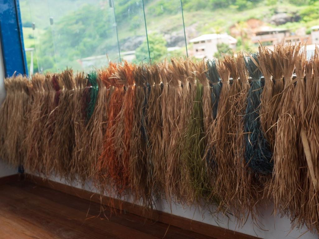 A mostra aborda o contexto histórico da utilização da palha do Indaiá na região