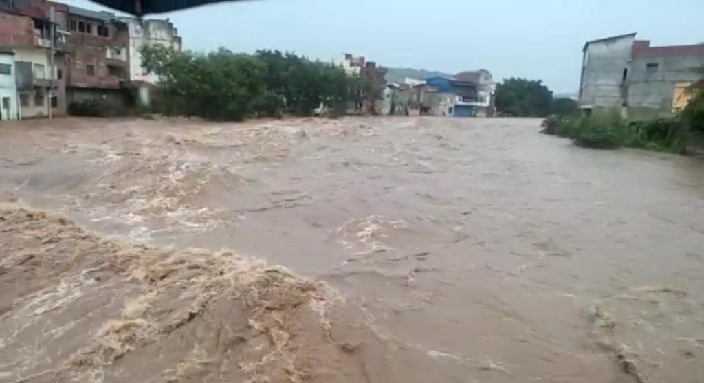 Cidade de Salinas, no Norte de Minas, sofre com os efeitos da chuva 