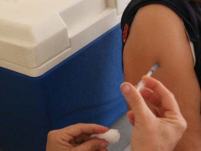 Baixa adesão da população à vacina é preocupante pelo aumento de casos da doença; moradores com sintomas gripais leves devem procurar as Unidades de Saúde