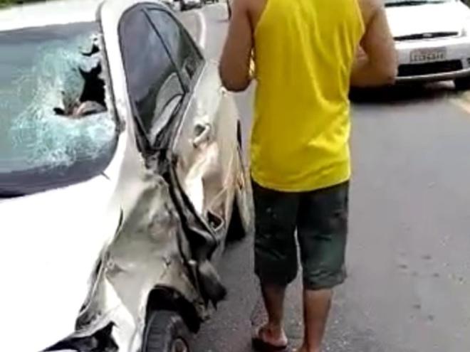 Motociclista estava na contramão e bateu contra o corolla