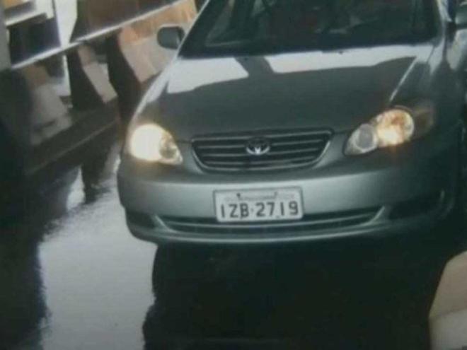 Câmera de posto de pedágio registrou a passagem de veículo em Itabirito e depois o carro desapareceu com os seus ocupantes