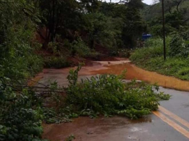 Chuva da tarde de terça-feira (11) deixou um rastro de destruição na região de Mesquita