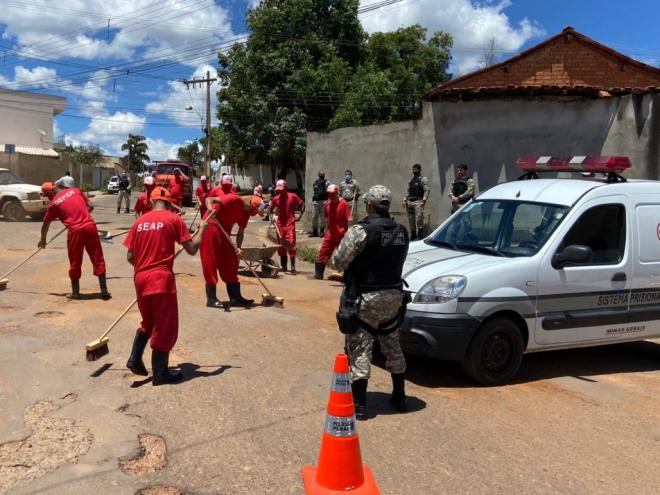 Presos que cumprem pena nas unidades prisionais destas cidades receberam autorização judicial para sair dos presídios e trabalharem na recuperação das áreas afetadas.