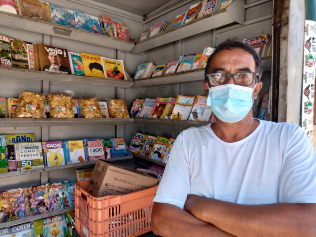 Eu vejo que Fabriciano melhorou em todos os aspectos, é claro que nada é 100%, mas hoje temos uma infraestrutura melhor, muitas áreas de lazer como praças, que antes não tínhamos para levar nossas famílias e o trânsito que tem ficado mais organizado. Mas eu vejo que o pedestre ainda não tem muita vez, é preciso colocar semáforos para que o pedestre possa pedir a vez de atravessar, os motoristas nem sempre têm educação, aqui da banca eu vejo muita coisa errada. Mas morar em Fabriciano é muito bom, é muito tranquilo e aqui as pessoas são mais hospitaleiras”. (João Batista Fagundes, 55, há 22 anos é proprietário de uma banca de jornais e revistas no bairro Giovannini)  