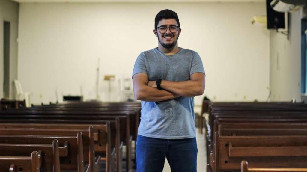 Coronel Fabriciano evoluiu em vários aspectos, principalmente em sua infraestrutura. Por algumas vezes víamos regiões, inclusive onde nossa igreja está localizada, sendo inundada pela água da chuva. O que nos trazia preocupações e prejuízos. Porém, nos últimos dois anos, isso não aconteceu. Mas ainda há o que melhorar, por exemplo, as oportunidades de emprego que na região ainda são limitadas. Isso faz com que muitas famílias precisem mudar para outras regiões, enquanto outras ficam com seus entes queridos por muito tempo fora de casa, trabalhando em outras cidades. Eu ainda quero ver melhoras nessa área”. (Douglas Conrado de Oliveira, 26 anos, pastor na Igreja Evangélica Betânia, no bairro Melo Viana) 