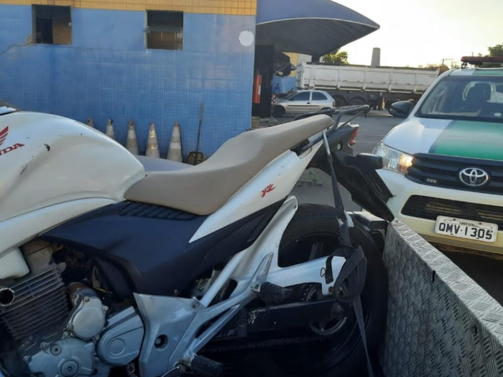 Dupla foi abordada em uma motocicleta Honda CB 300, quando trafegava de Caratinga para Ipatinga