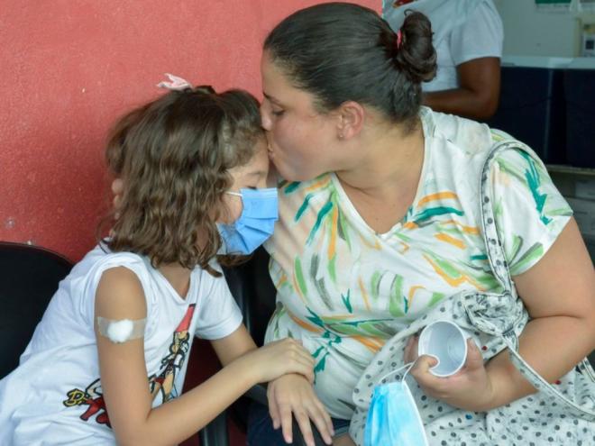 ''Venham tomar a vacina para mandar o corona embora!'', diz garotinha de cinco anos