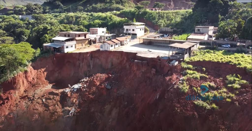 Erosão já engoliu construções e moradores foram evacuados; deslizamento de talude já atingiu a base da rodovia que passa logo acima
