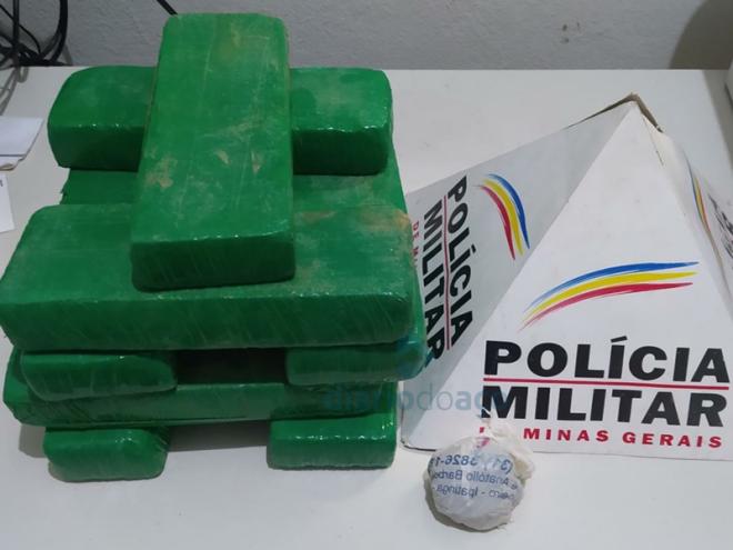 As nove barras de maconha e uma porção da mesma droga que foram apreendidas no Morro Santa Rosa