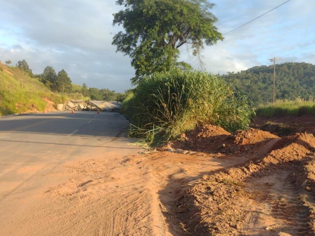 Caminho construido ao lado do local onde talude veio abaixo é apenas para estudos e serviços no local 