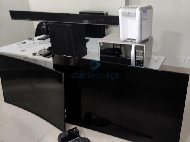 Os objetos roubados da vítima que foram encontrados em um barracão no bairro Nova Esperança