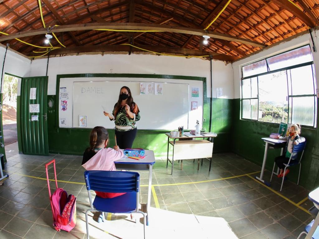 Gestores são orientados a verificar cartão de vacinação dos alunos, mas a ausência de imunização contra a covid não impedirá acesso às salas