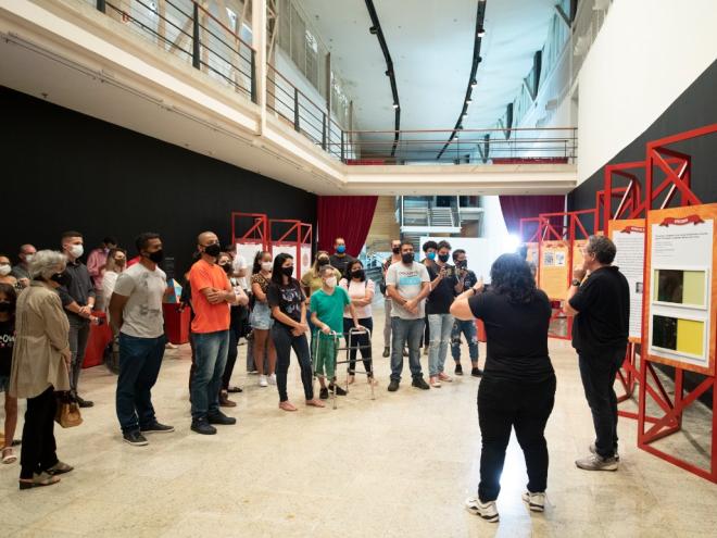 A exposição é acessível a todos os públicos, incluindo visitas mediadas, para despertar novas percepções do real