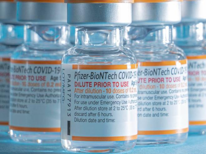 A dose pediátrica é diferente da vacina que é aplicada em adultos: a cor do frasco é laranja e a dosagem é menor