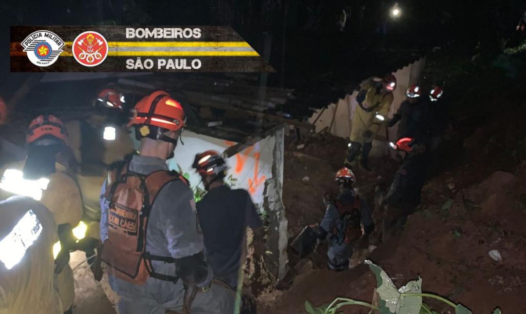 Equipes do Corpo de Bombeiros e Defesa Civil trabalham dia e noite no socorro às vítimas da chuva 