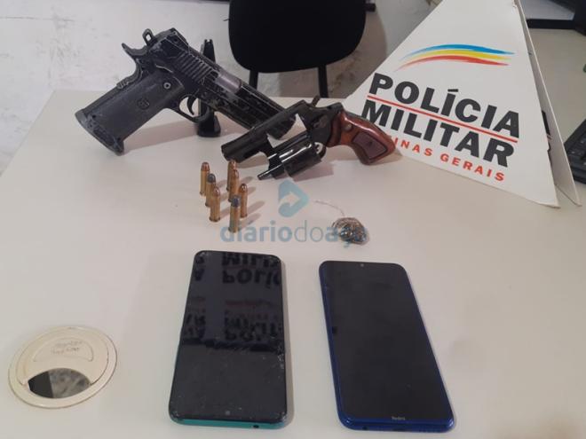 Um revólver calibre 38 e uma réplica de pistola semiautomática que foram apreendidos depois da abordagem da PM