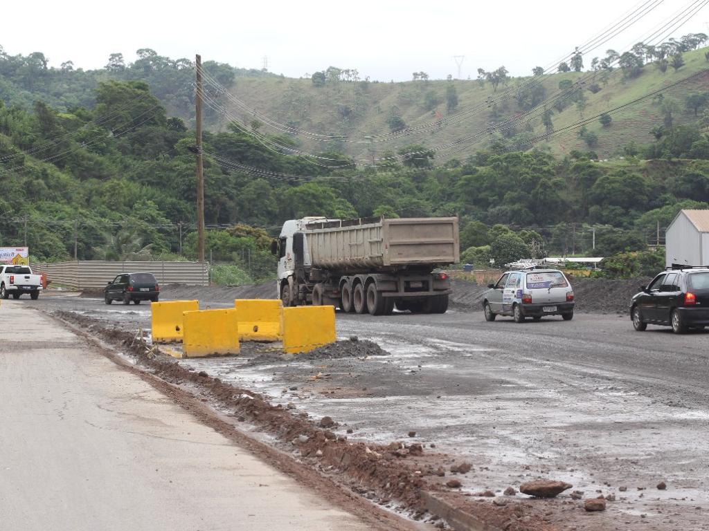 Trânsito no local é feito de forma provisória, numa via paralela aberta pelo governo timoteense